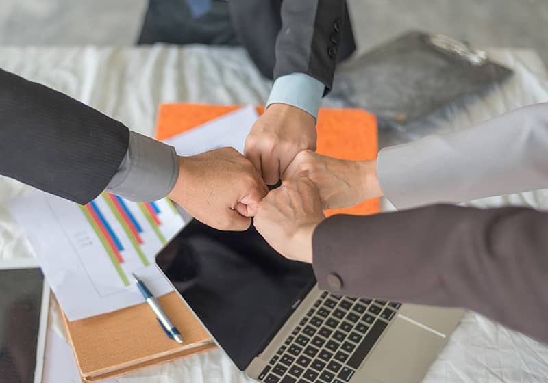 Trabajo en equipo Unirse a las manos, Primer plano de los socios comerciales haciendo montones de manos en la reunión, concepto de negocio.